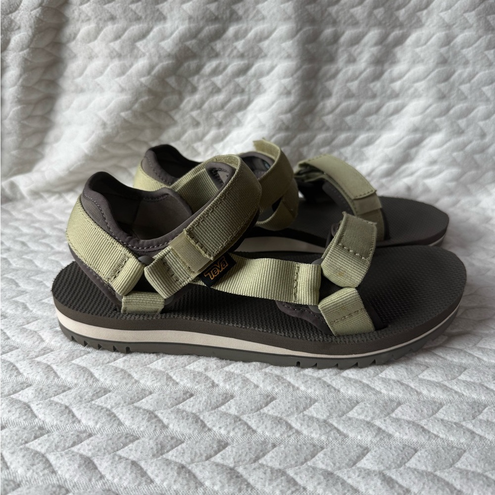 Teva Universal Trail Woman’s 9 Like New